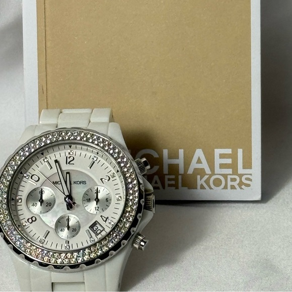 Micheal Kors Jet Set White Sports Watch w/ Box - Picture 2 of 16